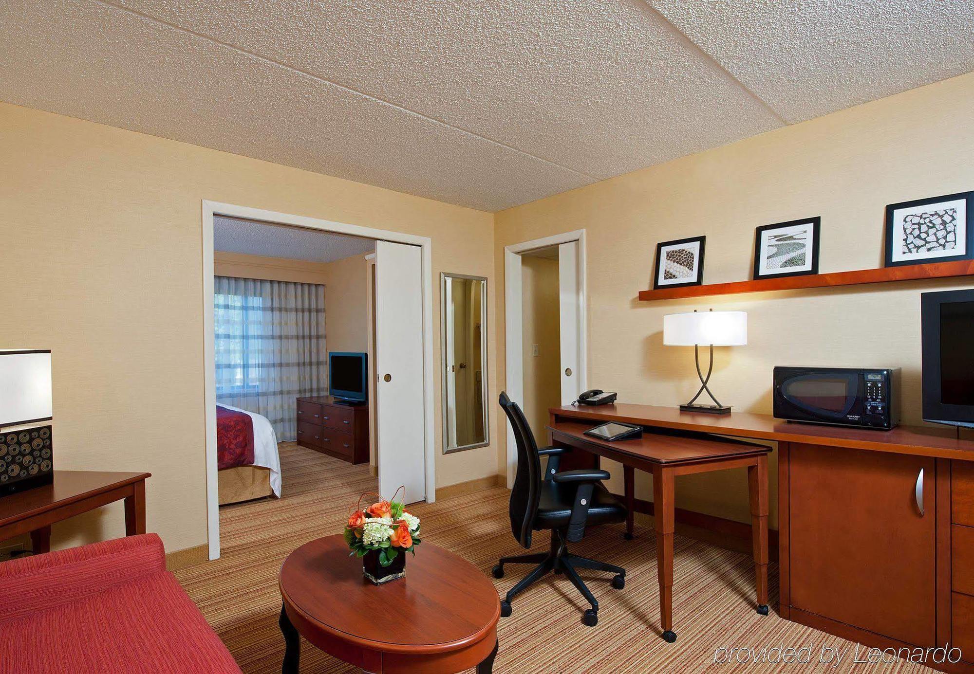 Courtyard Chicago Elmhurst/Oakbrook Area Room photo